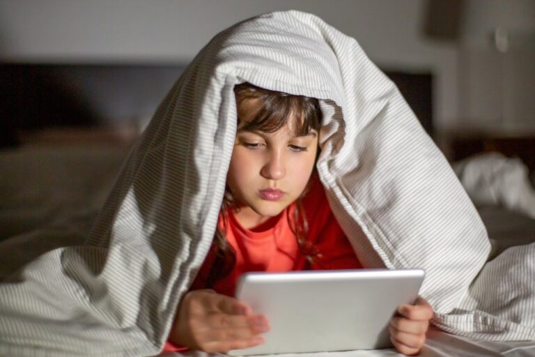 does screen time cause tantrums and lack of sleep to children?