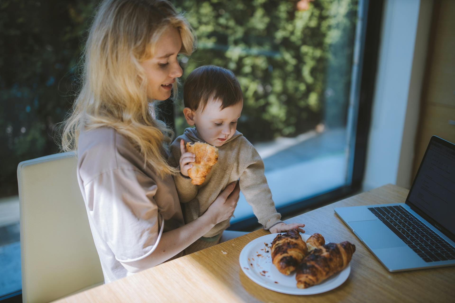 Discover the impact of watching YouTube during meals for toddlers. Explore the short-term benefits, long-term risks, and effective strategies for encouraging screen-free mealtimes to foster healthier eating habits and development.